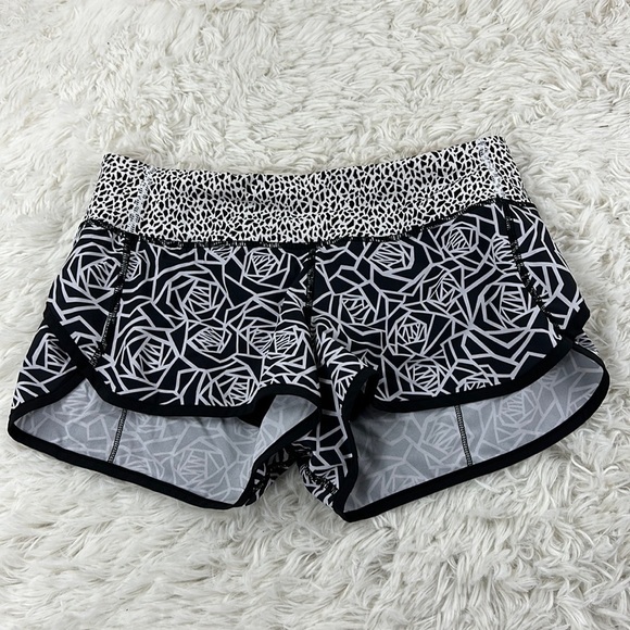 Lululemon Speed Short Posey Black White / Miss Mosaic Black / Black - Picture 1 of 6